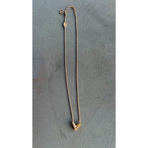 LOUIS VUITTON Essential V Gold Necklace LV Pendant - Picture 3 of 7